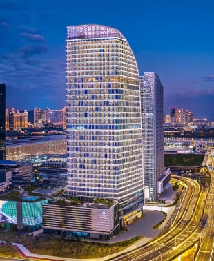 凯谛思为珠海希尔顿逸林酒店提供全过程项目管理服务，协调各方并提供高效解决方案，成功解决设计与施工问题，实现高效进度和节约成本。